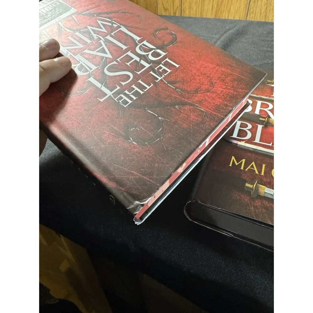 Five‎ Broken Blades (Deluxe Limited Edition) (The Broken Blades, 1)